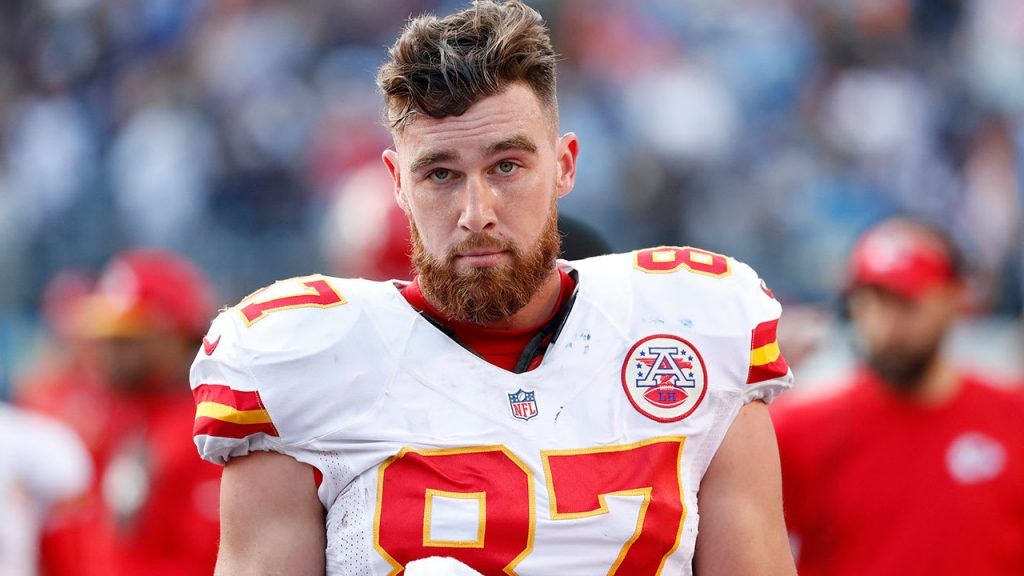 Travis Kelce Chiefs uni