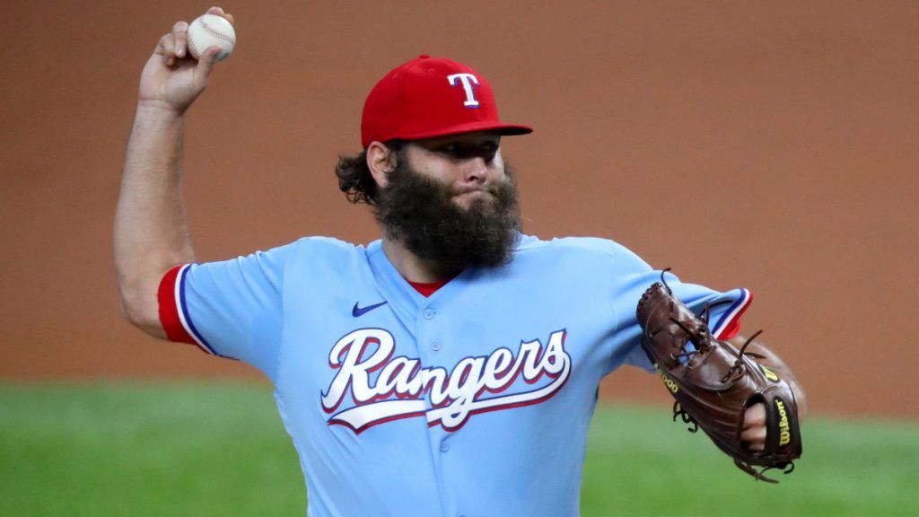 Lance Lynn pitches for Rangers