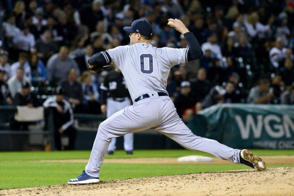 Adam Ottavino throws pitch