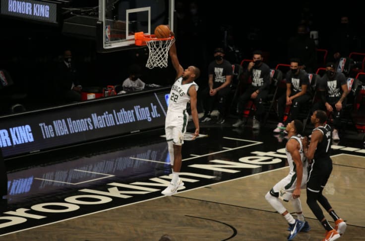 Khris Middleton dunk